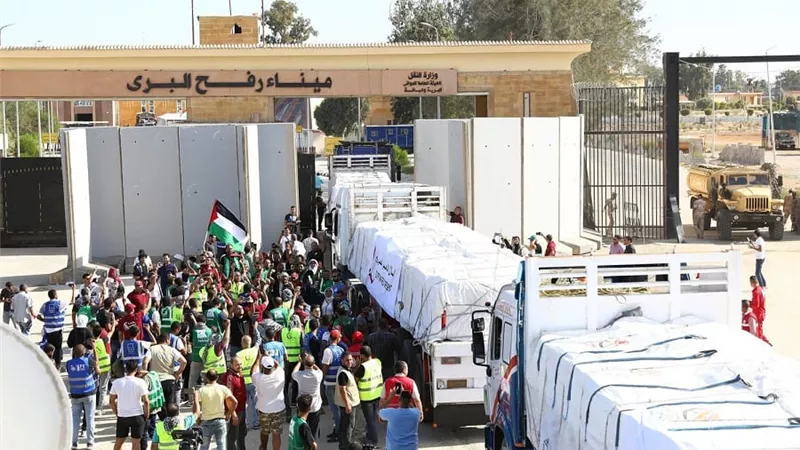 مصدر مسئول: استمرار عبور المساعدات الإنسانيه عبر رفح البرية