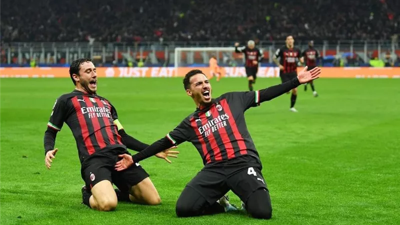 ميلان يتفوق على نابولي في قمة إيطالية بدوري الأبطال