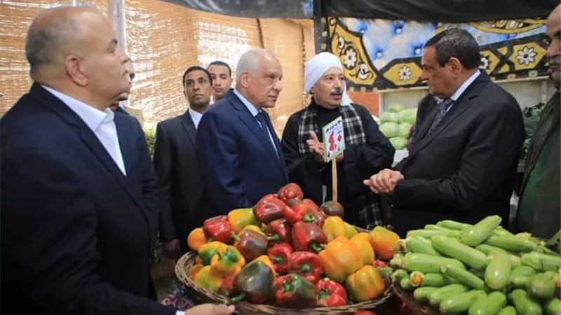 وزير التنمية المحلية يلتقي كبار تجار الخضار والفاكهة بسوق الجملة لمتابعة الأسعار.. صور
