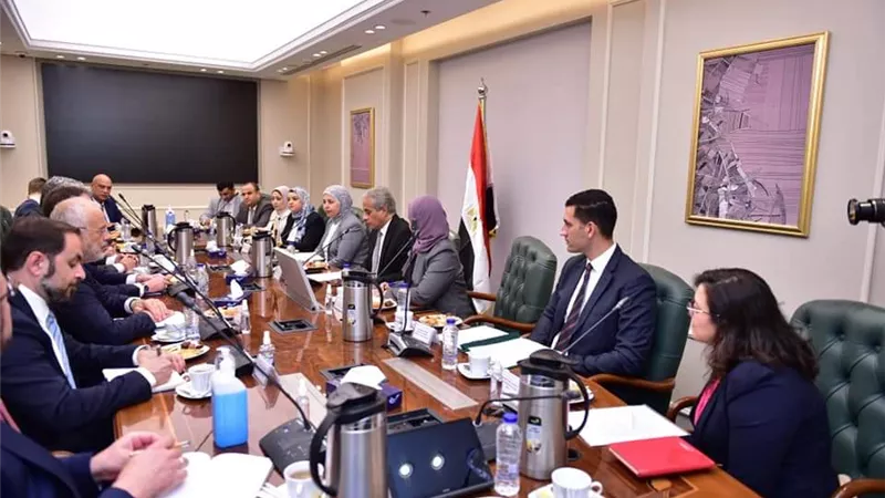 الوزير اليوناني يشيد بـ ثقل مصر السياسي والإقتصادي في العالم