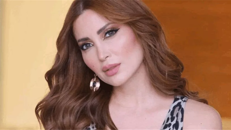 نسرين طافش تتسلم شهادة لرفع قرار منعها من السفر