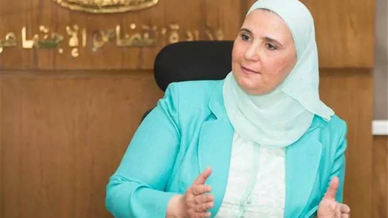 «وزيرة التضامن» تتابع حادث انهيار عقار حدائق القبة 