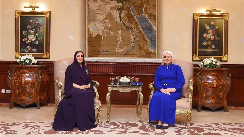 انتصار السيسي تعبر عن سعادتها بلقاء حرم سلطان عمان الشقيقة