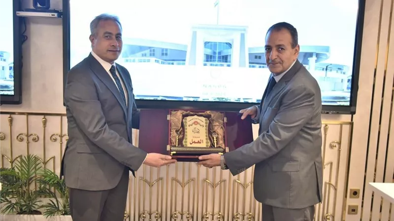 وزير العمل يلتقي بالرئيس التنفيذي لأكبر مجمع للإصدارات الذكية والمؤمنة بالشرق الأوسط