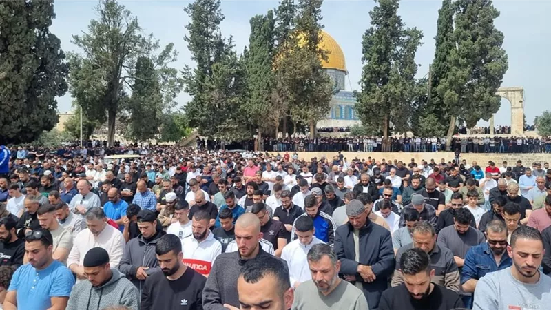 رغم تضييقات الإحتلال.. 125 ألف مواطن يؤدون صلاة الجمعة بالمسجد الأقصى
