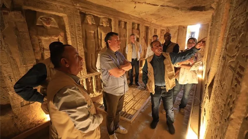 عيسي يتفقد موقع حفائر البعثة الأثرية المصرية بسقارة