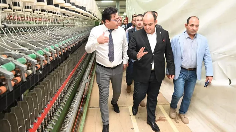«وزير التجارة» يقوم بجولة تفقدية بالمنطقة الصناعية ببرج العرب 
