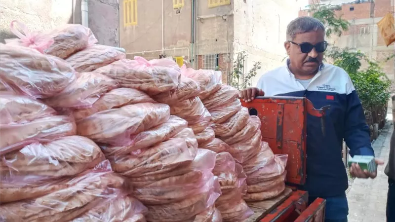 ضبط  15 شيكارة دقيق وتجميع 150 بطاقه تموينيه داخل مخبز بدمنهور