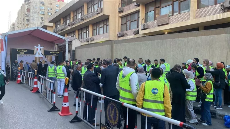 احتشاد كثيف للمواطنين أمام اللجان في اليوم الأول للانتخابات الرئاسية 2024 (صور)