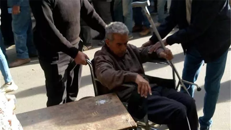 في لفتة إنسانية.. أمن القاهرة يساعد ذوي الاحتياجات الخاصة في الإدلاء بأصواتهم (صور)