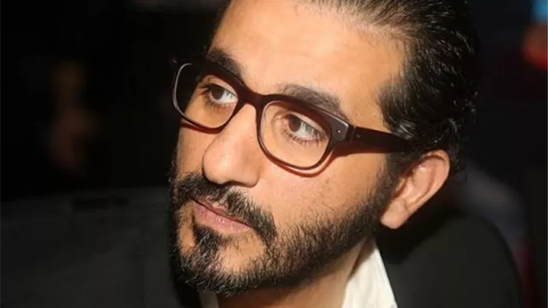 الحزن يُسيطر على النجم أحمد حلمي في عزاء شقيقه