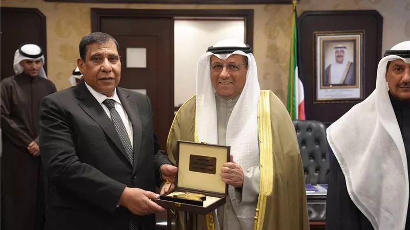 رئيس مجلس الدولة يلتقي نظيره الكويتي لتعزيز تبادل الخبرات وتوطيد التعاون القضائي
