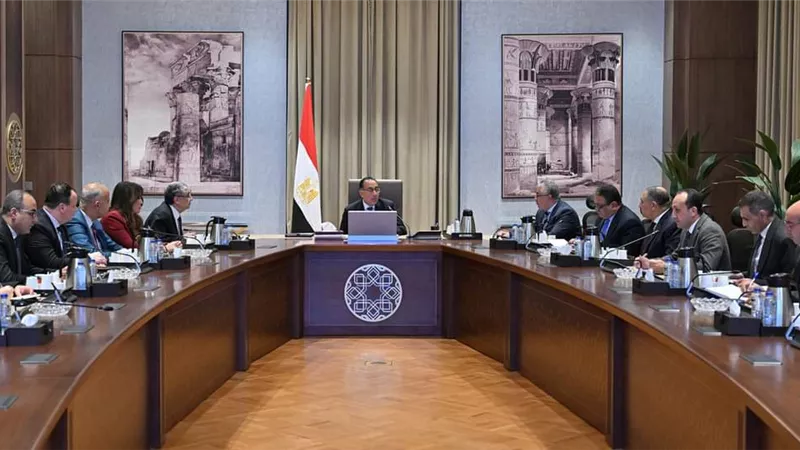 «مدبولي» يتابع موقف تخصيص أراضي مشروعات إنتاج الهيدروجين الأخضر