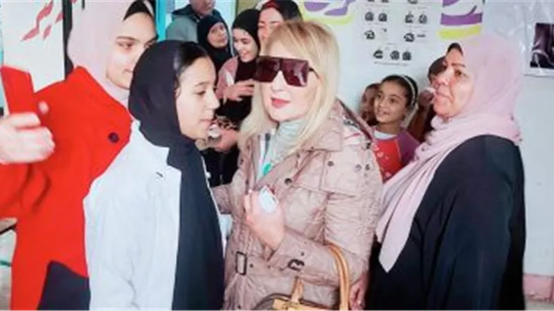 نادية الجندي تشارك بصوتها داخل اللجان الإنتخابية في اليوم الأول