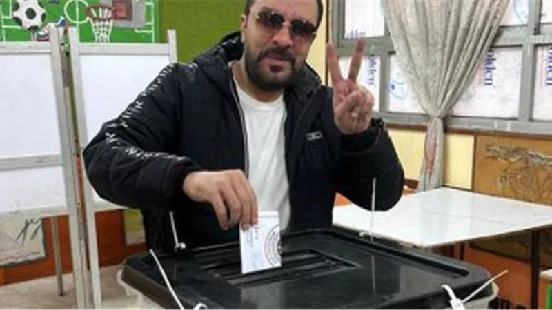 نقيب الموسيقيين يشارك في الإنتخابات الرئاسية في اليوم الأول 
