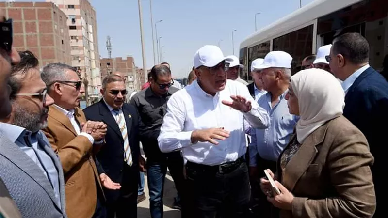 مصطفى مدبولي يتابع تطوير المنطقة المحيطة بالمتحف المصري الكبير