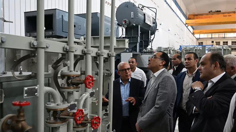 رئيس الوزراء يتفقد مصنع السويدي للمحولات الكهربائية