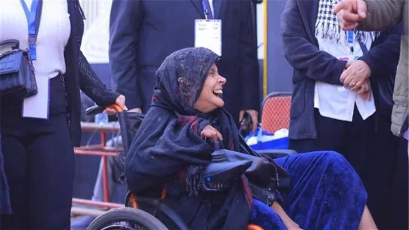 الشرطة تساعد مسنة على كرسي متحرك للإدلاء بصوتها في الانتخابات الرئاسية (صور)