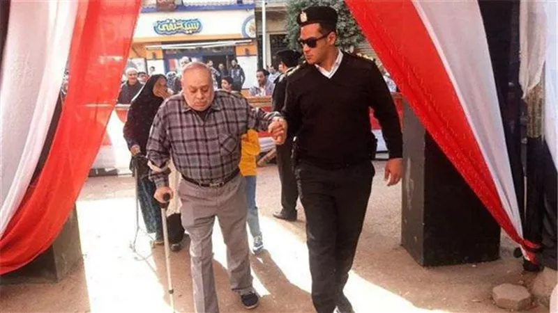 في لفته إنسانية.. الشرطة تُساعد كفيفا على الإدلاء بصوته عن طريق ورقة برايل