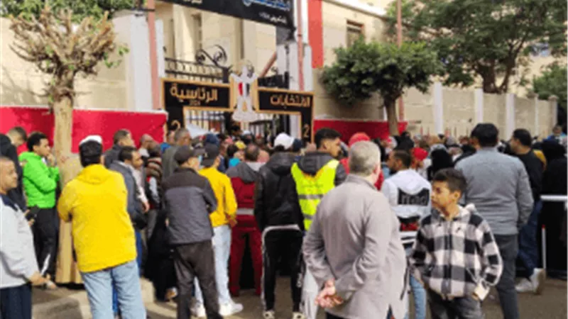 اصطفاف المواطنين أمام اللجان الانتخابية في شبرا مصر (صور)