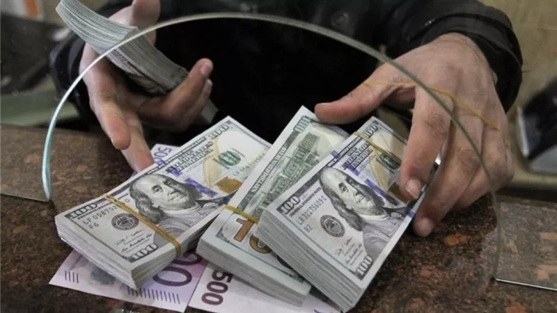 الدولار يتخطى حاجز الـ 30 جنيهًا في البنوك والسوق السوداء