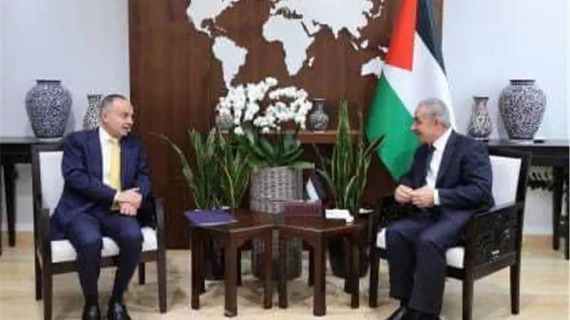 سفير مصر في رام الله يلتقي برئيس الوزراء الفلسطيني