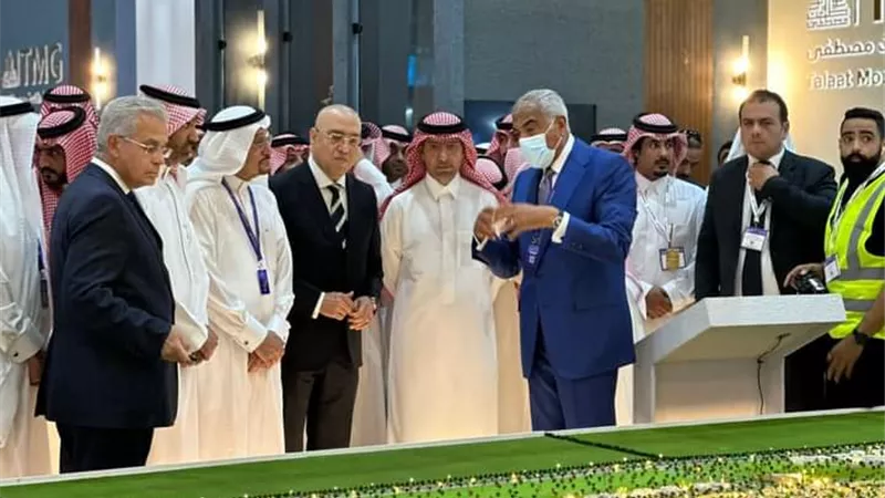وزير الإسكان يشارك في افتتاح معرض 