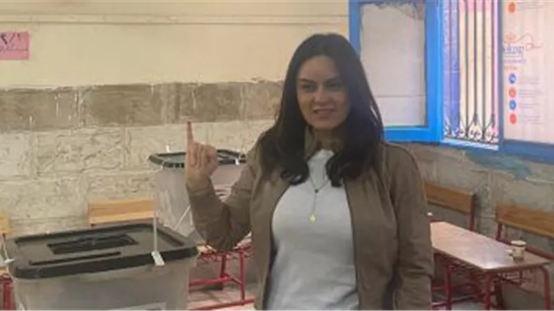 الفنانة رشا مهدى تدلي بصوتها في الانتخابات الرئاسية
