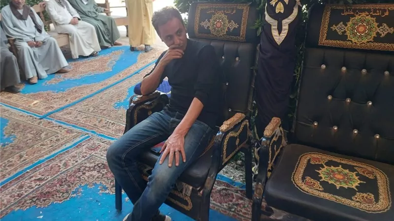 طارق السيد نجم الزمالك يودع والده لمثواه الأخير في المنيا