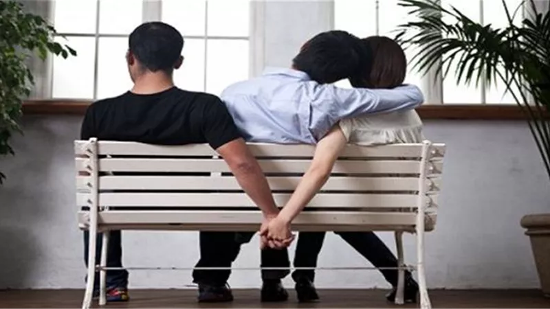 حول العالم.. امرأة تتزوج 10 رجال وأخري وابنتها على علاقة بنفس الرجل 