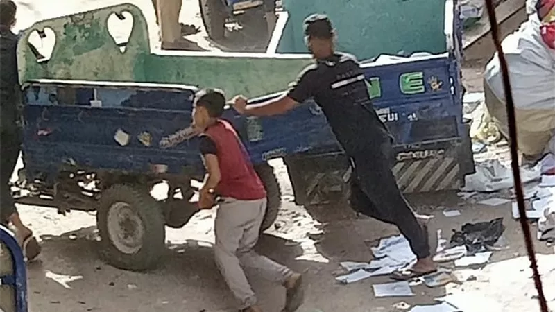 قمامة وورق كرتون بالشارع وأسفل العقارات تهدد حياة أهالى شارع صابر السباك بالقاهرة (صور)
