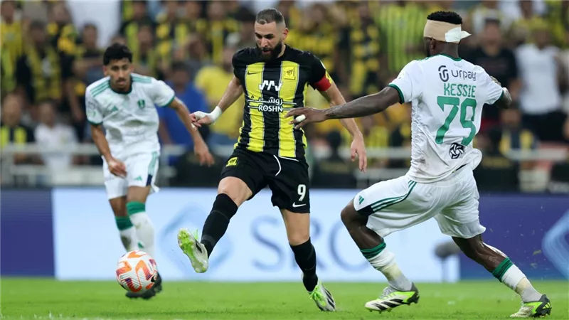 كلاسيكو الدوري السعودي.. موعد مباراة اتحاد جدة والأهلي والقناة الناقلة 