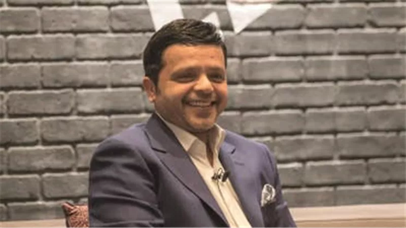 بقميص المريض وعباءة الفحص.. أول ظهور لـ محمد هنيدي بعد تعرضه لوعكة صحية