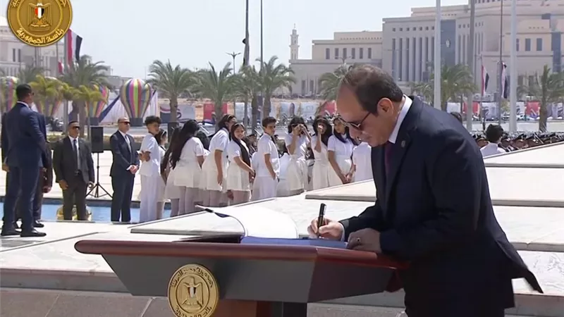 السيسي يوقع في سجل الشرف بالنصب التذكاري بالعاصمة الإدارية