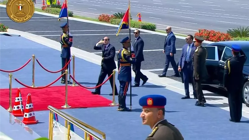 عقب أدائه اليمين.. السيسي يحيي الجماهير بساحة الشعب بالعاصمة 