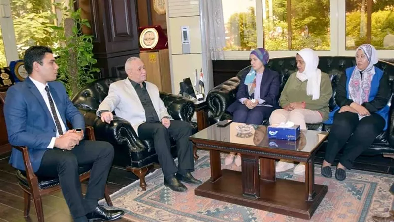 محافظ الأقصر يلتقي بأعضاء لجنة تقييم المشروعات لمتابعة أعمالها