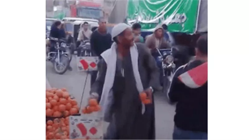 رجل أعمال يكافئ بطل فيديو إلقاء البرتقال على شاحنات مساعدات غزة