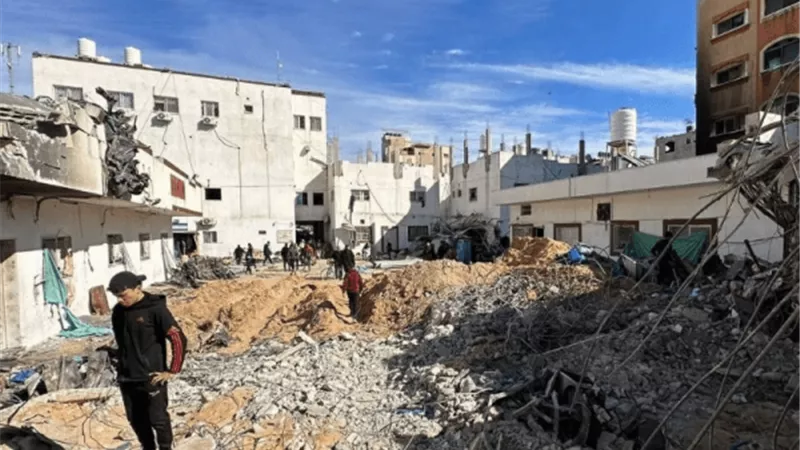 دفن المرضى أحياء.. مجزرة جديدة يرتكبها قوات الإحتلال بمستشفي عدوان