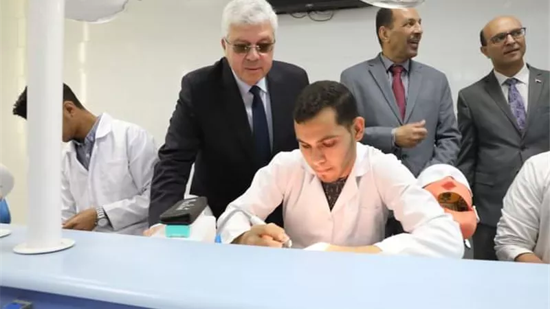 جولة تفقدية لوزير التعليم العالي لجامعة سفنكس بأسيوط الجديدة
