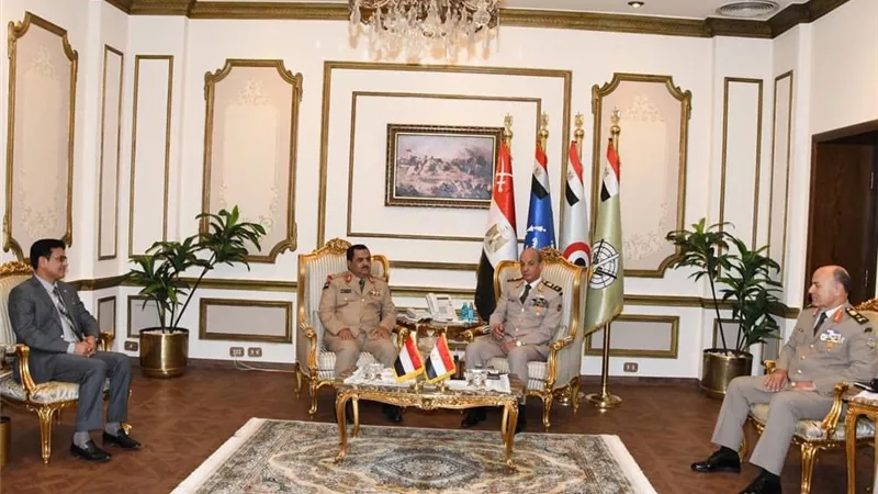 وزير الدفاع يلتقي نظيره اليمني ويجريان مناقشات حول التعاون العسكري