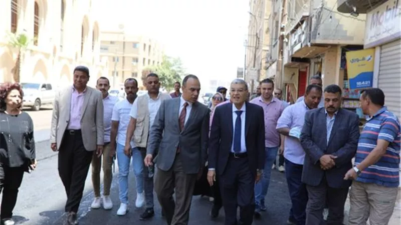 محافظ المنيا يتابع أعمال رصف وتطوير الطرق بالمحافظة