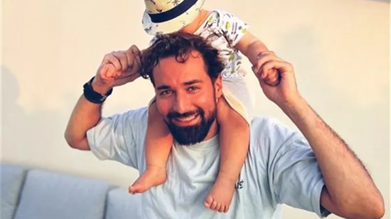 برفقة صغيره...أحمد حاتم ينشر صورًا جديدة لهم