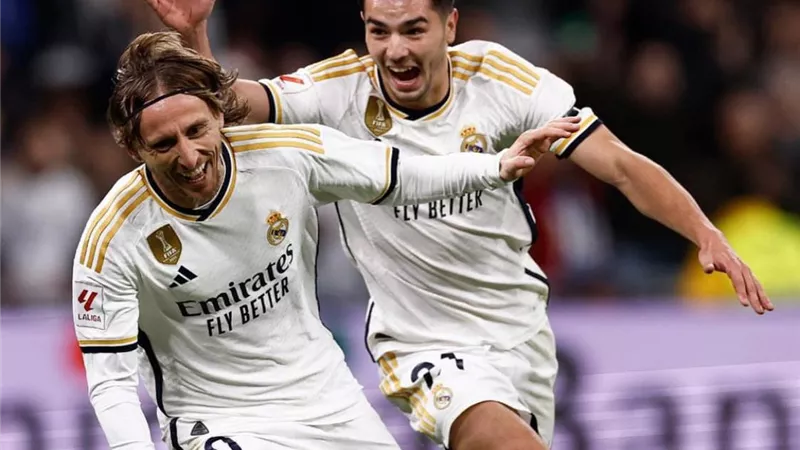 ريال مدريد يسحق فياريال برباعية ويعود للصدارة