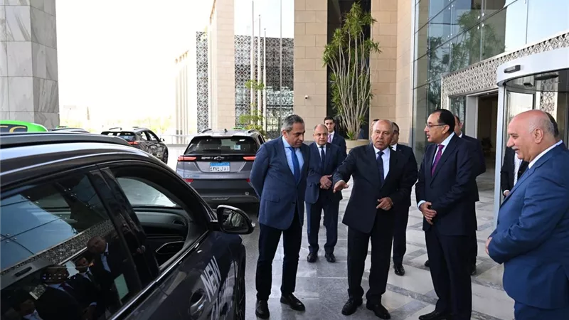 بعد إنطلاقه.. رئيس الوزراء يتفقد سيارات 