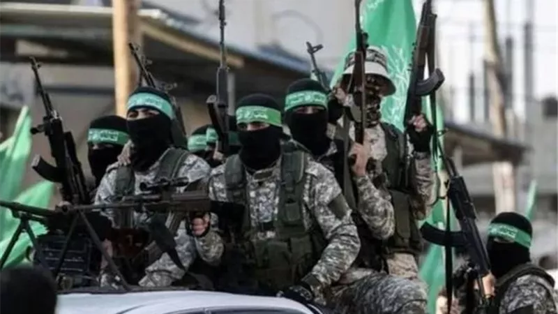 عناصر ملثمة تابعة لحماس تعترض طريق الشاحنات القادمة من رفح