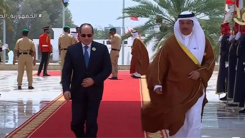 السيسي يصل إلى مقر القمة العربية المنعقدة في العاصمة البحرينية المنامة