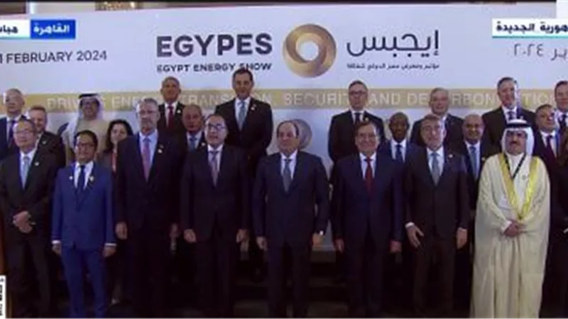 السيسي يتوسط الصورة التذكارية قبل افتتاح مؤتمر ومعرض 
