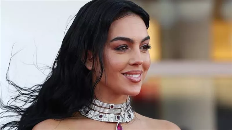 جورجينا تروج لمسلسل “Soy Georgina” بمباراة النصر والفتح