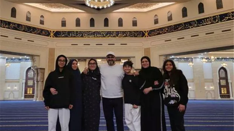 أكرم حسني يصطحب أسرته لتأدية العمرة في آخر جمعة من رمضان