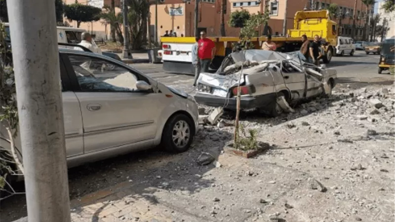 انهيار بلكونة وراء تهشم سيارة فى فيصل